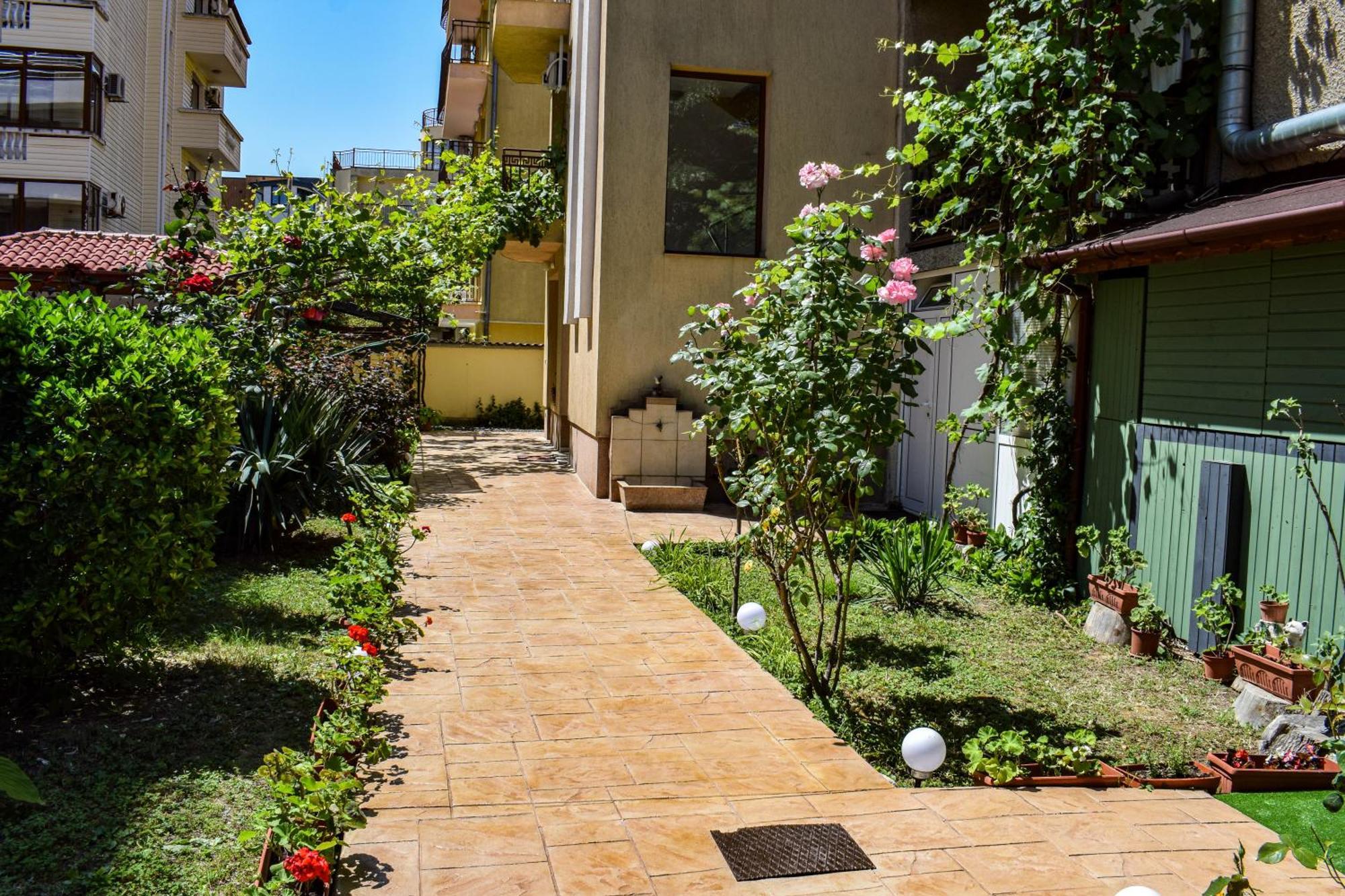 Family Hotel Friends Primorsko Exterior photo